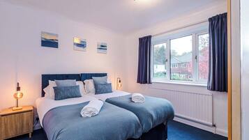 5 bedrooms, iron/ironing board, WiFi, bed sheets