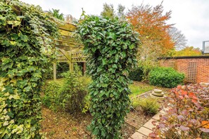 Property grounds - Elite 5BR Manchester Hub | Fast WiFi | M56 Link (Manchester)