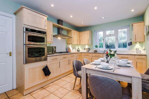 Fridge, microwave, oven, stovetop - 5BR Contractor House | Free Parking | Near Airport (Manchester)