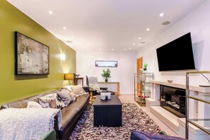 TV - Elite 5BR Manchester Hub | Fast WiFi | M56 Link (Manchester)