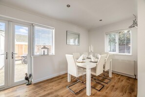 Dining - Large 6 Bed Windsor Stay | Near Legoland & M4 (Maidenhead)