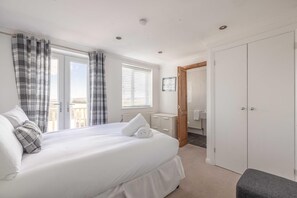 Iron/ironing board, WiFi, bed sheets - Large 6 Bed Windsor Stay | Near Legoland & M4 (Maidenhead)