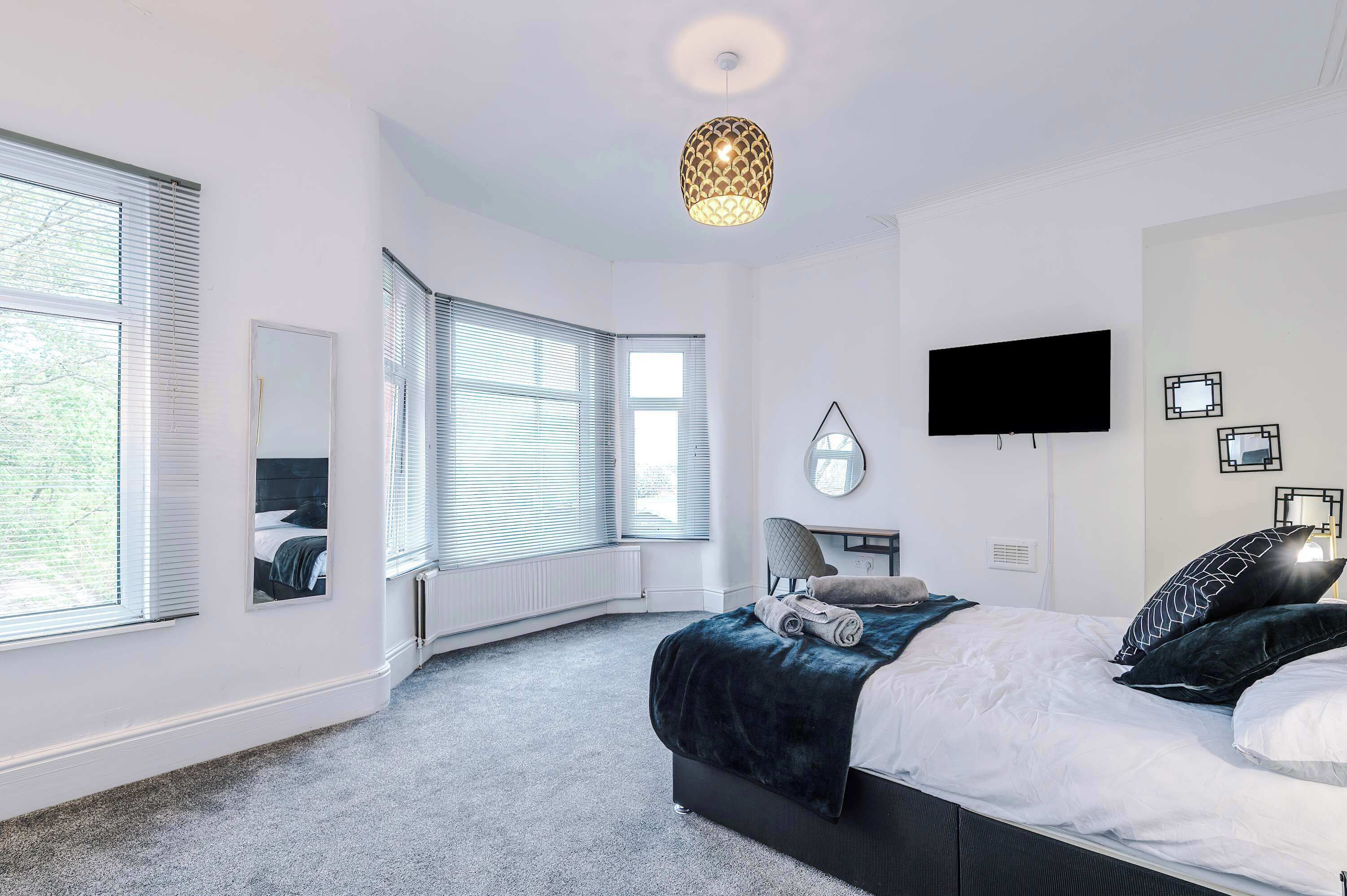 Een bureau, een strijkplank/strijkijzer, wifi, beddengoed