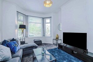 TV, offices - Cost 4Bed Ethiad House | Sleeps 8 | Free Parking (Manchester)