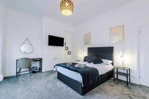Desk, iron/ironing board, WiFi, bed sheets - Cost 4Bed Ethiad House | Sleeps 8 | Free Parking (Manchester)