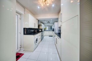 冷蔵庫、電子レンジ、オーブン、コンロ