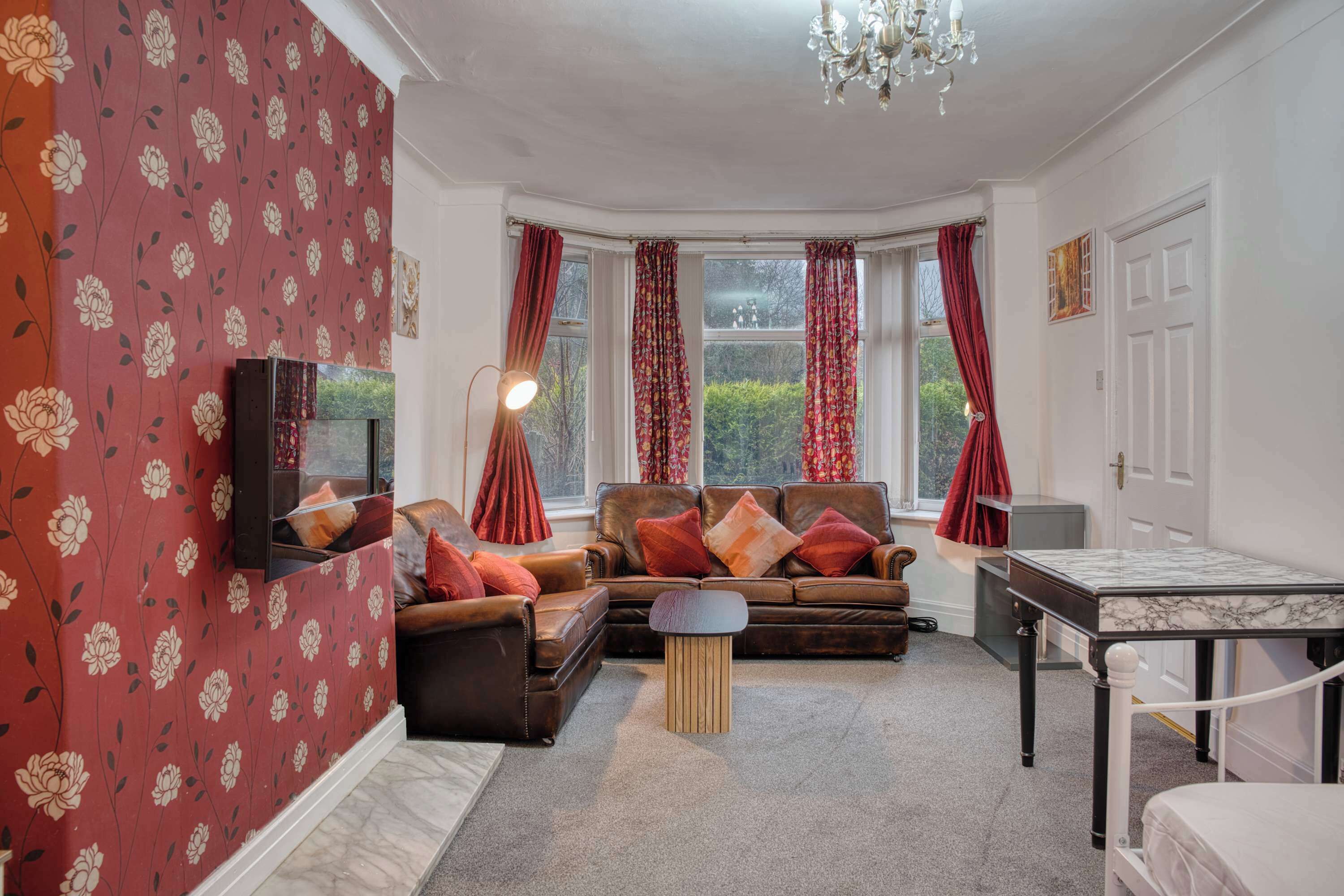 Televisión y oficina 