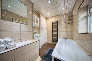 Een douche, handdoeken
