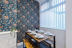 Dining - 3 bedroom town house - Etihad Stadium - Free Parking (Manchester)