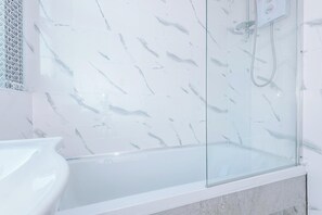 Shower, towels - 3 bedroom town house - Etihad Stadium - Free Parking (Manchester)