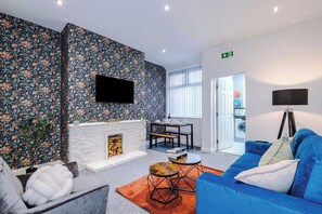 TV, offices - 3 bedroom town house - Etihad Stadium - Free Parking (Manchester)