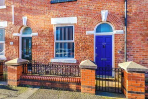 Exterior - 3 bedroom town house - Etihad Stadium - Free Parking (Manchester)