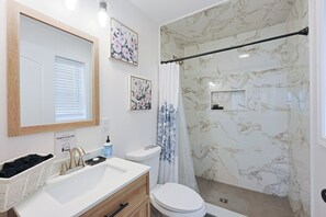 Dusj, hårføner, håndklær og såpe