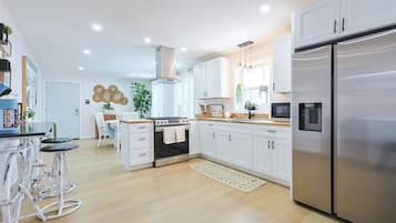 Micro-ondes, four, plaque de cuisson