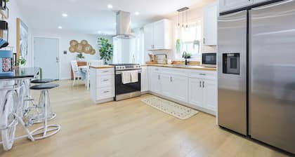 Iris Spa Retreat Modern 3BR w/ Purified Water