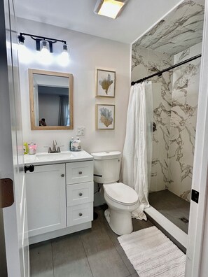 Ducha, secador de pelo, toallas y jabón