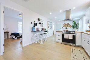 Four à micro-ondes, un four, surface de cuisson