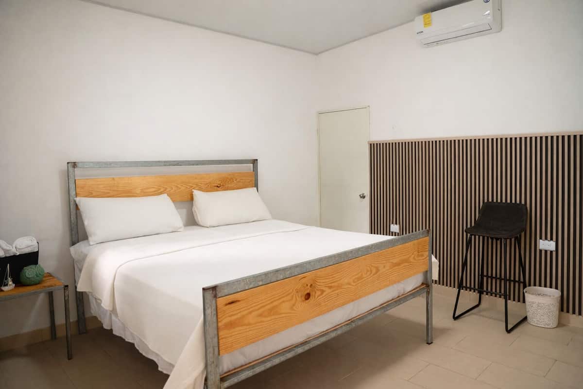 スーペリア ダブルルーム (1 名様利用) パティオ | 高級寝具、羽毛の掛け布団、テンピュール、ベッドシーツ