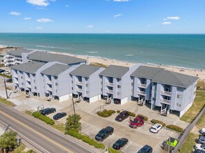 Un hôtel situé en bord de mer, doté de nombreux balcons, d’un parking et offrant une vue sur l’océan.