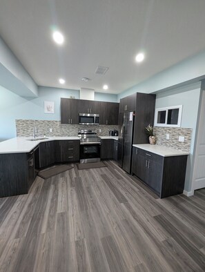 Mikrowelle, Ofen, Herdplatte, Geschirrspüler