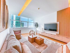 Living area - Opulent Flat with Beach & Canal View (Dubai)