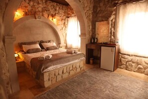 Standard-Doppelzimmer, Stadtblick | Schallisolierte Zimmer, Bügeleisen/Bügelbrett, kostenloses WLAN