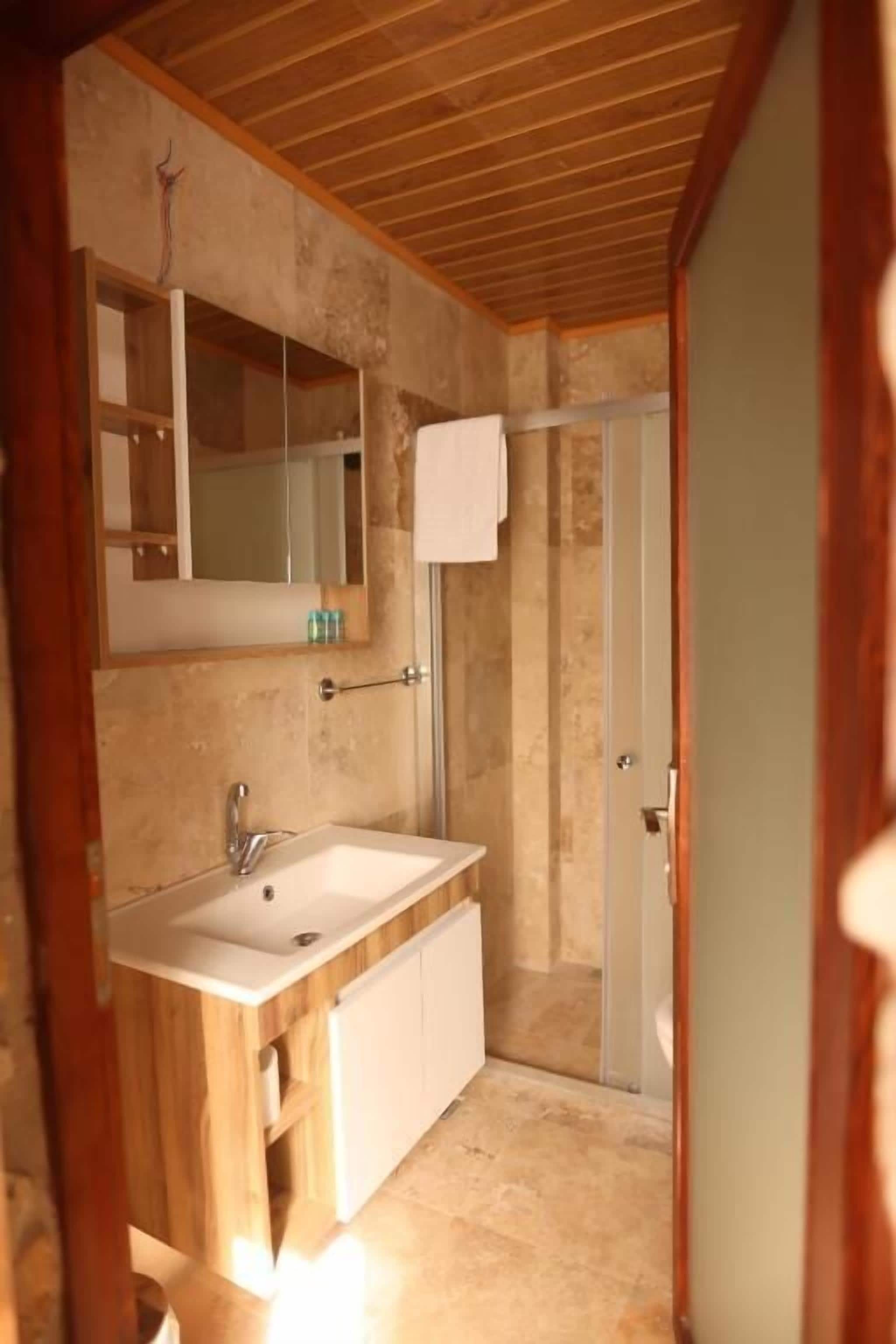 Quarto casal standard, vista para a cidade | Banheiro | Chinelos 