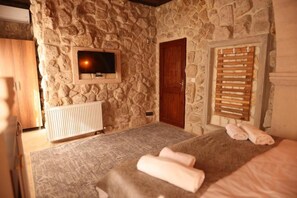 Familienzimmer, Balkon, Stadtblick | Schallisolierte Zimmer, Bügeleisen/Bügelbrett, kostenloses WLAN