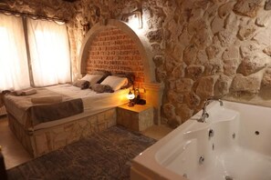 Phòng Suite Deluxe, ban công, quang cảnh thành phố | Phòng cách âm, bàn ủi/dụng cụ ủi quần áo 