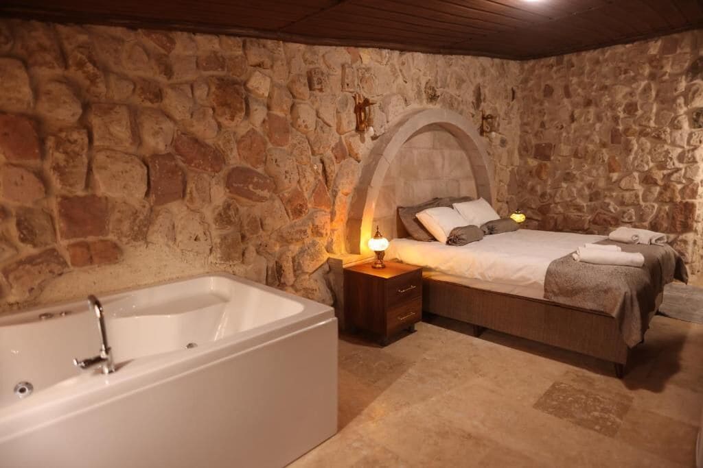 Suite Deluxe, balcón, vistas a la ciudad | Sistema de insonorización, tabla de planchar con plancha, wifi gratis