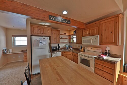 Mountain Town Home - Hot Tub, Bikes & Views!