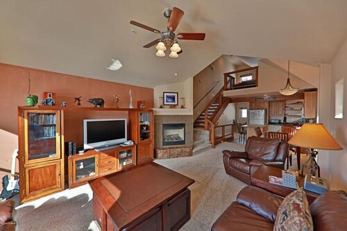 Mountain Town Home - Hot Tub, Bikes & Views!