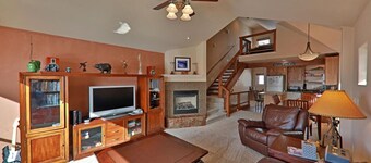 Mountain Town Home - Hot Tub, Bikes & Views!