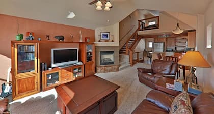 Mountain Town Home - Hot Tub, Bikes & Views!