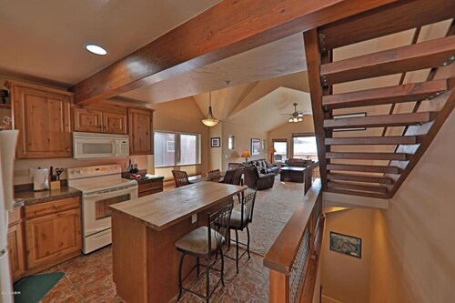 Mountain Town Home - Hot Tub, Bikes & Views!