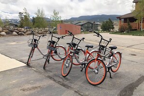 Property grounds - Mountain Town Home - Hot Tub, Bikes & Views! (Fraser)