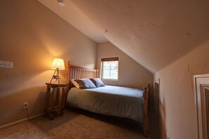 Desk, iron/ironing board, WiFi, bed sheets - Mountain Town Home - Hot Tub, Bikes & Views! (Fraser)