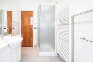 Shower, hair dryer, bidet, towels - [Lisi Home] CityCentre - 10 min beach -AC -100 m2 (Rimini)