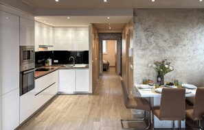 Fridge, oven, stovetop, cookware/dishes/utensils - Cozy apartment in Tucepi with house sea view (Tucepi)