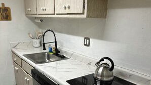A kitchen with a dishwasher, a stove, and a sink. - Gorgeous 1-bedroom condo close to work and play only steps to beach (Satellite Beach)