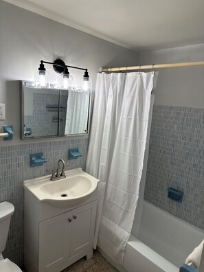 Hair dryer, towels, soap, toilet paper - Gorgeous 1-bedroom condo close to work and play only steps to beach (Satellite Beach)