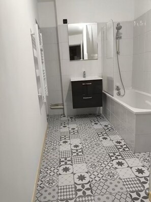 Dusch, handdukar och toalettpapper