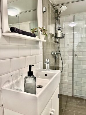 Shower, hair dryer, towels, soap - Central BUDAPEST Studio ⭐️| AC+Netflix (Budapest)