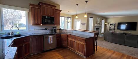 Kjøleskap, mikrobølgeovn, ovn og kokeplater