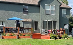 Terrace/patio - Spacious 5-bedroom house in Olathe. Finished basement and outdoor deck/space. (Olathe)