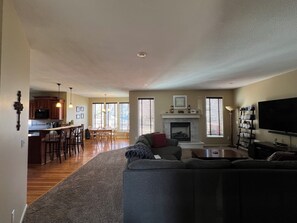 Smart TV, fireplace, ping pong, computer monitors - Spacious 5-bedroom house in Olathe. Finished basement and outdoor deck/space. (Olathe)