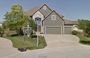 Exterior - Spacious 5-bedroom house in Olathe. Finished basement and outdoor deck/space. (Olathe)