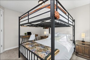 House, Multiple Beds, Kitchen, Garden View | 3 bedrooms, individually decorated, individually furnished, bed sheets - Chimney Park Retreat King Suite + Fenced Yard (Windsor)