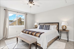 3 bedrooms, individually decorated, individually furnished, bed sheets - Chimney Park Retreat King Suite + Fenced Yard (Windsor)
