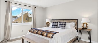 Chimney Park Retreat King Suite + Fenced Yard